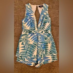 Like new Lulus size small tropical romper